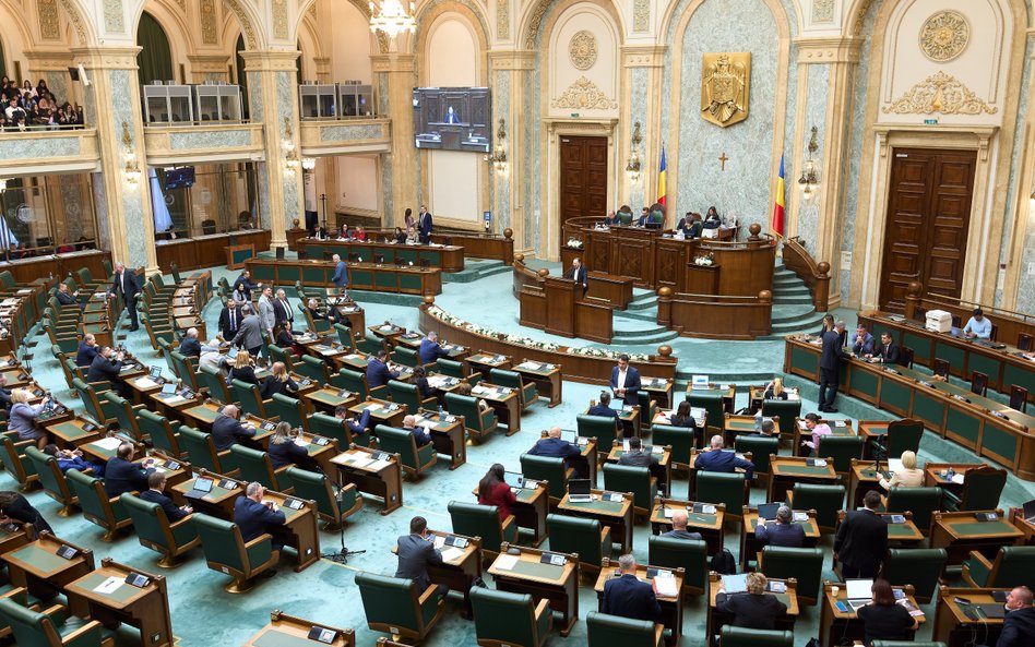 Rumuński parlament przegłosował we wtorek wotum nieufności wobec rządu Illie Bojolana. Fot. shutters