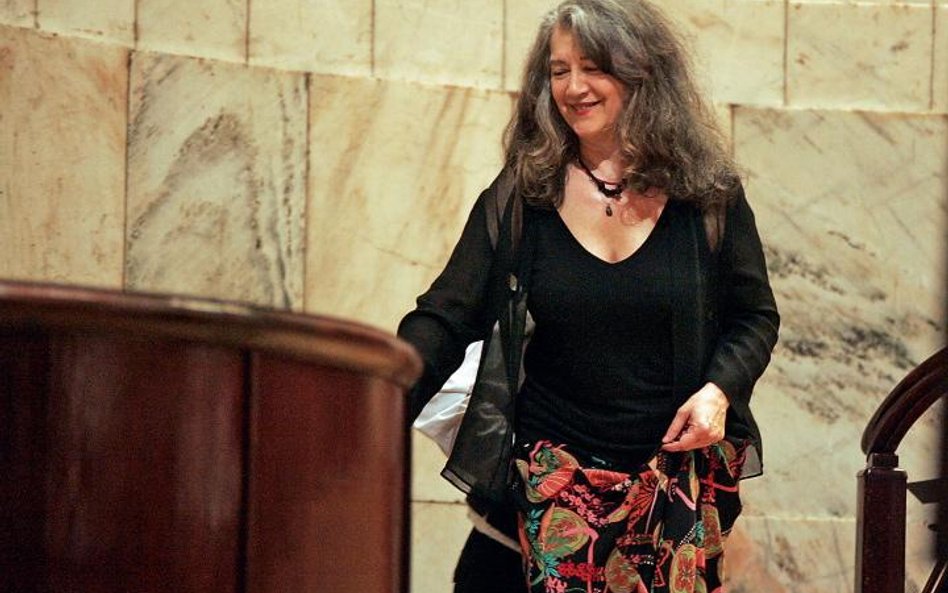 Argerich to prawdziwa legenda, a przy tym pianistka elektryzująca dziś swą grą w tym samym stopniu c