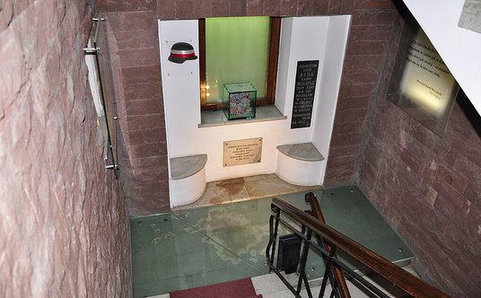 Ślady krwi z czasów Powstania Warszawskiego na klatce schodowej.