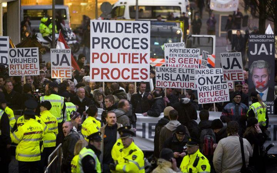 Przed budynkiem sądu w Amsterdamie zebrały się setki zwolenników lidera Partii Wolności