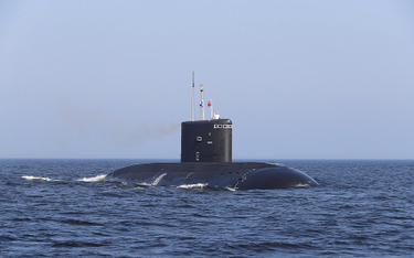 Rosja: Czternastu marynarzy na pokładzie okrętu podwodnego mogło się uratować