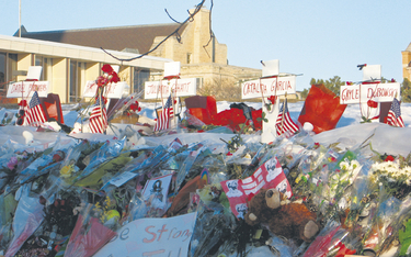 Jedno z kilku miejsc upamiętniających masakrę na Northern Illinois University z 14 lutego 2008 r., w