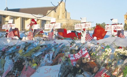 Jedno z kilku miejsc upamiętniających masakrę na Northern Illinois University z 14 lutego 2008 r., w