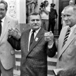 Zdjęcie z 17 sierpnia 1989 r. trzymających się za uniesione ręce Romana Malinowskiego (ZSL), Lecha W