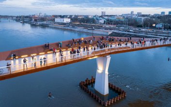 Padają pytania o koszty związane z utrzymaniem w czystości kładki pieszo-rowerowej nad Wisłą