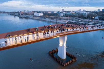 Padają pytania o koszty związane z utrzymaniem w czystości kładki pieszo-rowerowej nad Wisłą