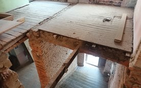 Kamienica przy ulicy Rybnej 9 w trakcie remontu