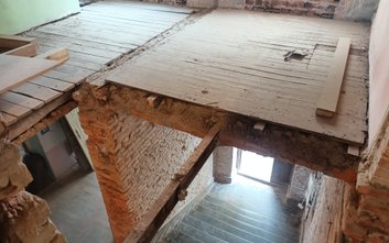 Kamienica przy ulicy Rybnej 9 w trakcie remontu