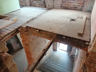 Kamienica przy ulicy Rybnej 9 w trakcie remontu