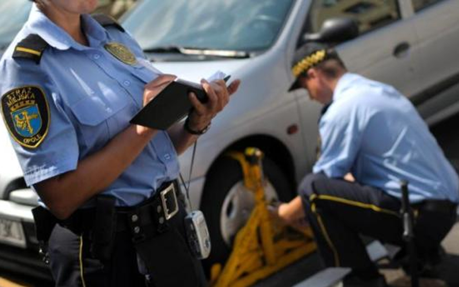 Strażnicy twierdzą, że wcale nie uwzięli się na kierowców – to sami mieszkańcy wzywają ich często do