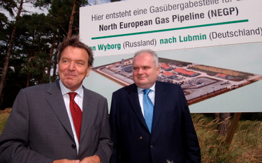 Gerhard Schroeder (z lewej) i "przyjaciel Putina" Matthias Warnig - szef Gazprom Germania