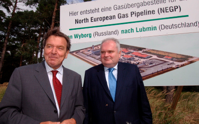 Gerhard Schroeder (z lewej) i "przyjaciel Putina" Matthias Warnig - szef Gazprom Germania