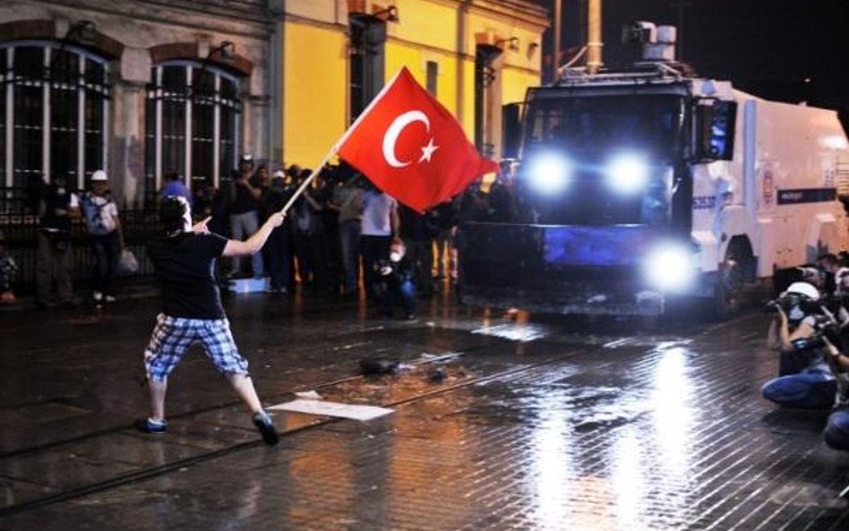 Walki protestujących z policją na ulicach Stambułu