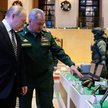 Prezydent Wladimir Putin i minister obrony Siergiej Szojgu na wystawie militarnej