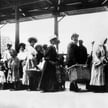 W kolejce po amerykański sen... czyli imigranci na wyspie Ellis Island, 1905 r. Do 1954 r. skontrolo