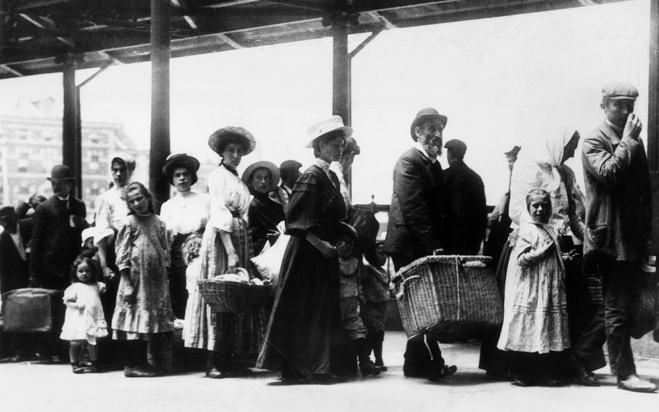 W kolejce po amerykański sen... czyli imigranci na wyspie Ellis Island, 1905 r. Do 1954 r. skontrolo