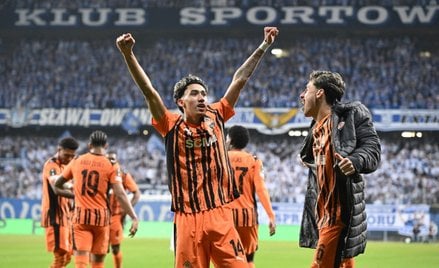 Piłkarz Szachtara Donieck Isaque cieszy się z gola podczas meczu 1/8 finału Ligi Konferencji z Leche