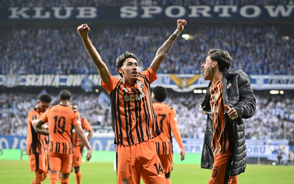 Piłkarz Szachtara Donieck Isaque cieszy się z gola podczas meczu 1/8 finału Ligi Konferencji z Leche