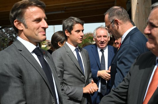 Polemikę w sprawie abai wywołał minister edukacji Gabriel Attal (w środku, obok prezydenta Emmanuela