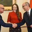 Nowo powołany Główny Inspektor Pracy Janusz Krasoń (L), marszałek Sejmu Włodzimierz Czarzasty (P) i 