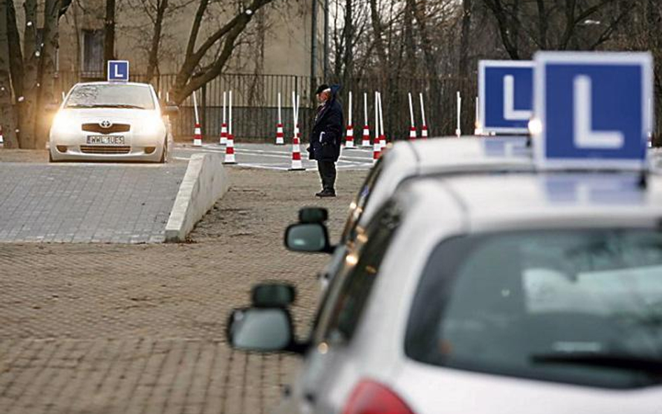 Przyszli kierowcy płacą za naukę coraz więcej