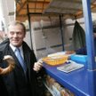 Donald Tusk kupuje tradycyjnego precla podczas swojej wizyty w Krakowie w październiku 2007 r.