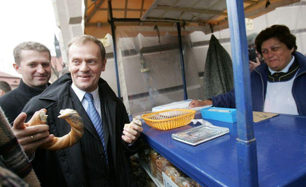 Donald Tusk kupuje tradycyjnego precla podczas swojej wizyty w Krakowie w październiku 2007 r.