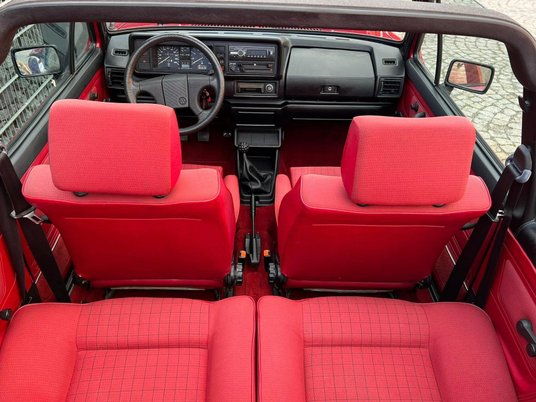 Tu postawiono konsekwentnie na czerwień, zarówno w środku, jak i na zewnątrz. Nazwa lakieru to Papri