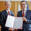 Minister finansów Jerzy Kwieciński (z lewej) i nowy rzecznik finansowy Mariusz Golecki