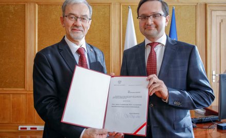 Minister finansów Jerzy Kwieciński (z lewej) i nowy rzecznik finansowy Mariusz Golecki