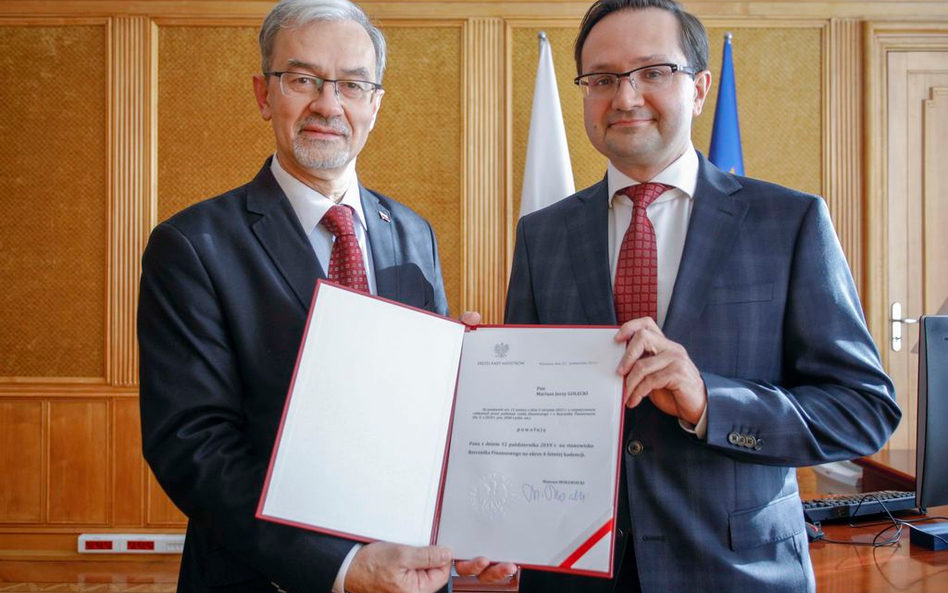 Minister finansów Jerzy Kwieciński (z lewej) i nowy rzecznik finansowy Mariusz Golecki