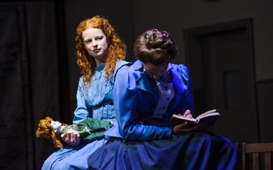 Rosie Lomas jako Flora, Opera Holland Park w Londynie, 2014 r