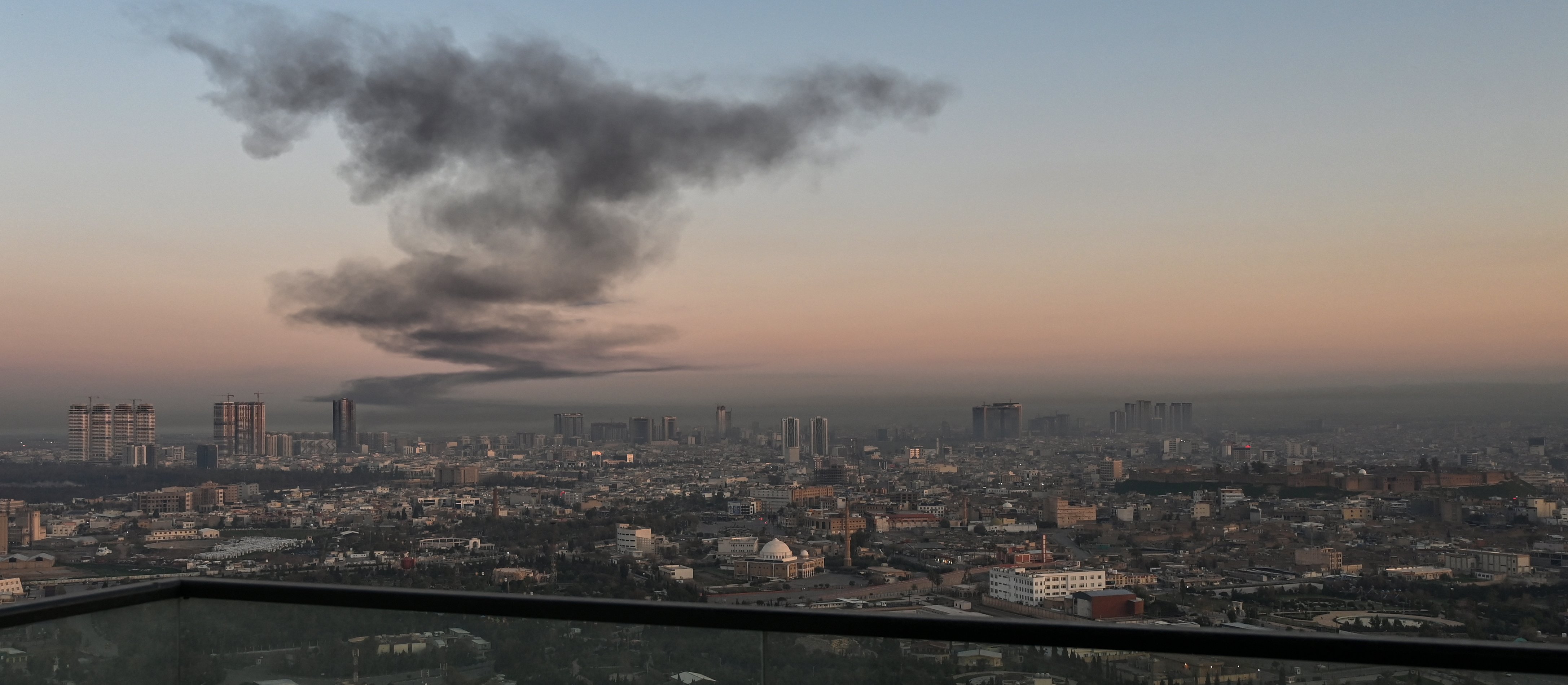 Dubaj i Abu Zabi pod ostrzałem. Lotnicze centra regionu wstrzymują operacje