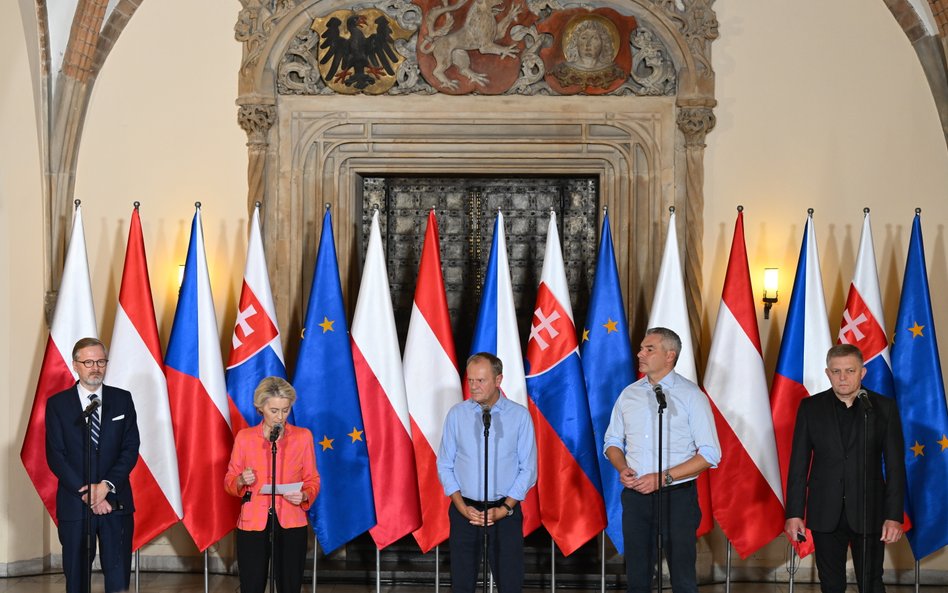 Przewodnicząca Komisji Europejskiej Ursula von der Leyen, premier RP Donald Tusk , premier Czech Pet