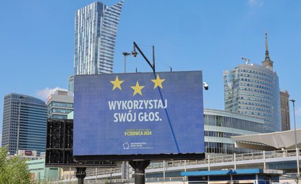 W 70 miastach, 165 lokalizacjach na 527 ekranach w całej Polsce wyświetlane są komunikaty i spot pro