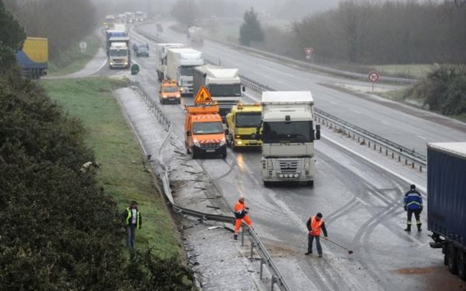 Francja - autokar z turystami wpadł do rowu