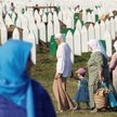 Myślę o silnych kobietach w Bośni, które opowiadają dzieciom o zmarłym ojcu, o zaginionym kuzynie, o