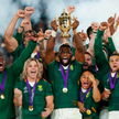 Radość rugbystów RPA. Z pucharem pierwszy czarnoskóry kapitan reprezentacji Siya Kolisi