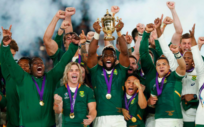 Radość rugbystów RPA. Z pucharem pierwszy czarnoskóry kapitan reprezentacji Siya Kolisi
