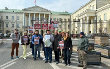 Reprezentacja mieszkańców oraz radnych Pragi symbolicznie zaprotestowała przed Urzędem Miasta i złoż