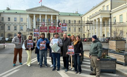 Reprezentacja mieszkańców oraz radnych Pragi symbolicznie zaprotestowała przed Urzędem Miasta i złoż