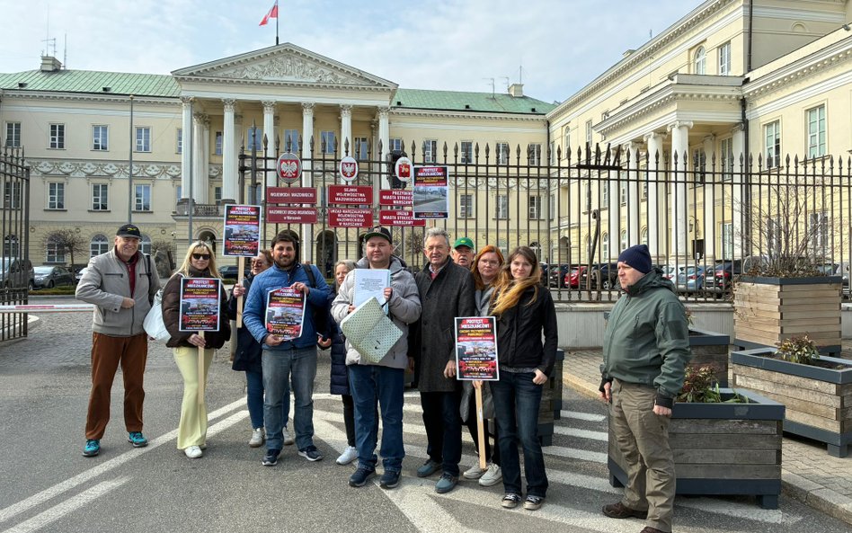 Reprezentacja mieszkańców oraz radnych Pragi symbolicznie zaprotestowała przed Urzędem Miasta i złoż