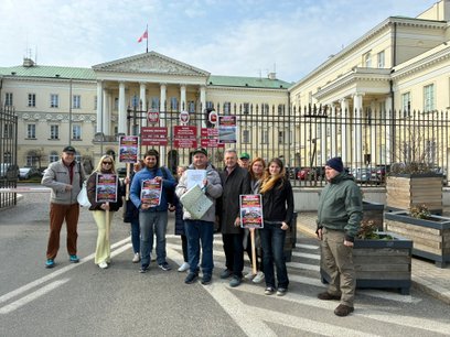 Reprezentacja mieszkańców oraz radnych Pragi symbolicznie zaprotestowała przed Urzędem Miasta i złoż