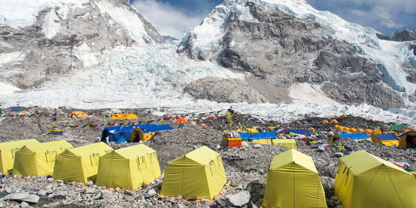 Wielkie sprzątanie Mount Everestu. Wojsko z najwyższego szczytu świata usunie 10 ton śmieci
