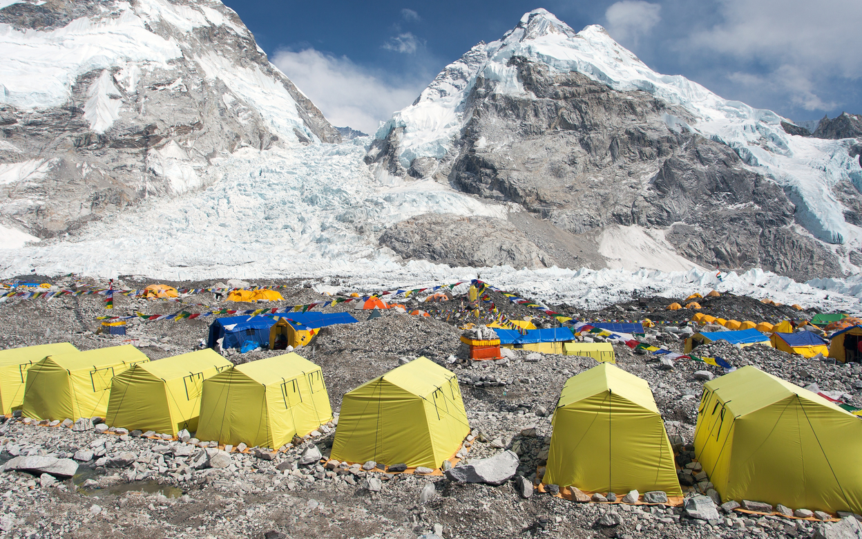 Wielkie sprzątanie Mount Everestu. Wojsko z najwyższego szczytu świata usunie 10 ton śmieci