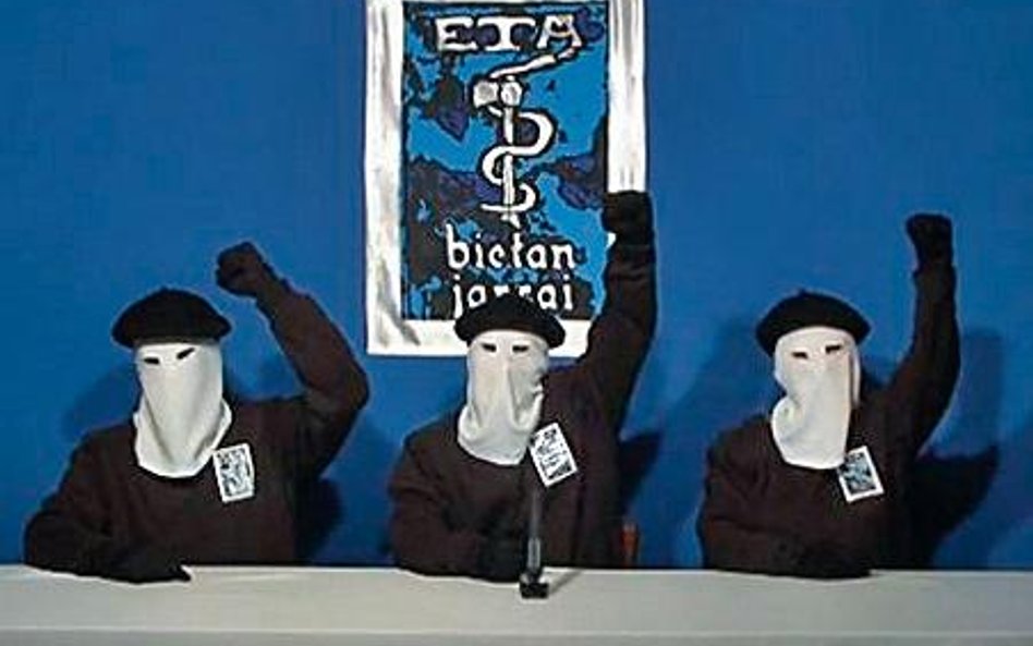 Po blisko czterech dekadach terroryzmu aktywiści ETA – nadal zakon- spirowani – zadeklarowali na ser