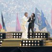 Koncerty w przerwach meczów to sposób na uatrakcyjnienie sportowego widowiska. Na zdjęciu Robbie Wil