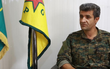 Nuri Mahmud jest rzecznikiem YPG (Powszechnych Sił Obrony) – kurdyjskich sił zbrojnych w Północnej S