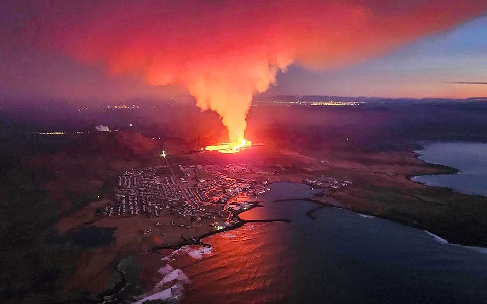 Erupcja wulkanu w pobliżu ewakuowanego miasteczka Grindavik w zachodniej Islandii w styczniu tego ro