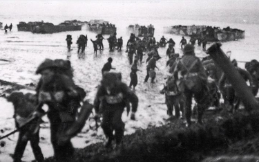 Brytyjskie oddziały komandosów i piechota na wybrzeżu wyspy Walcheren w Holandii wczesnym rankiem 1 